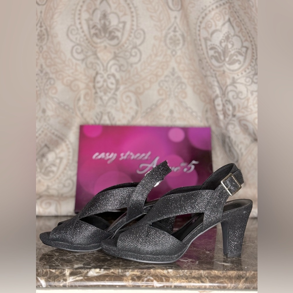 Women’s size 7 crisscross heels NEW